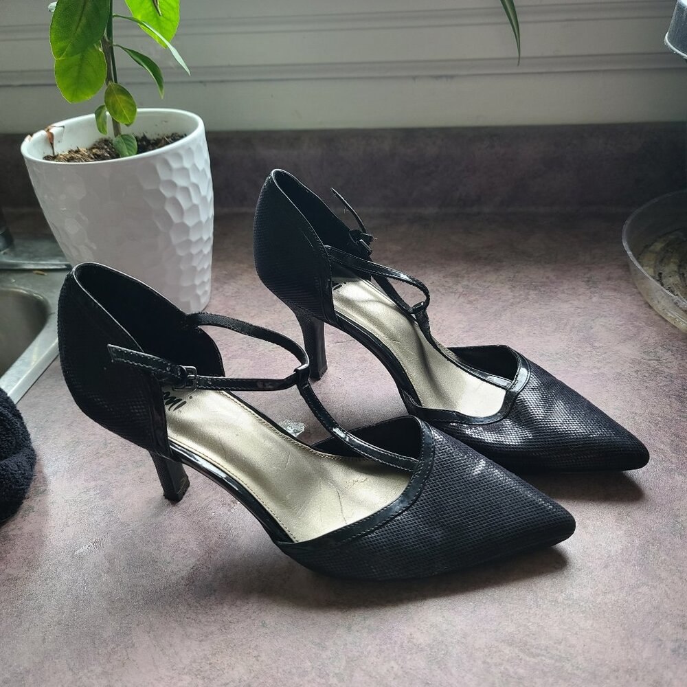 Fioni kitten heel pump. T strap. Black shoe size 8.5W